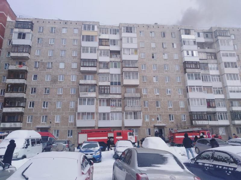 В Березовском из горящей квартиры спасли человека