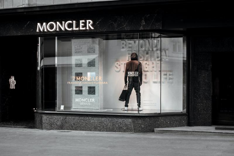 Люксовый пуховик Moncler сравнили с мешком для мусора