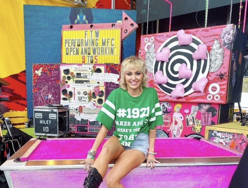 Майли весь вечер с провела Yungblud