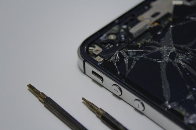 Специалист назвал телефоны, которые чаще других приносят в ремонт