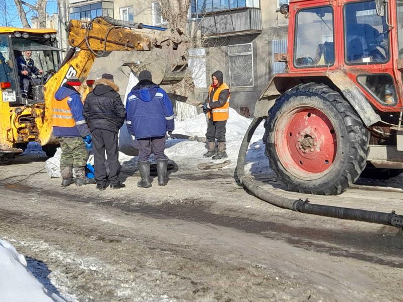 Многоквартирные дома в Копейске подтапливает канализацией