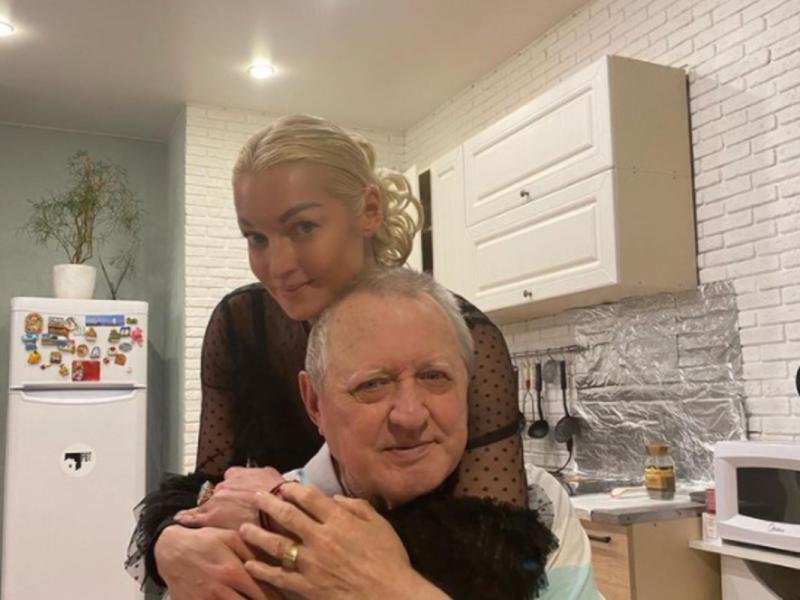 «Не говорит уже 12 лет»: Волочкова написала про болезнь отца