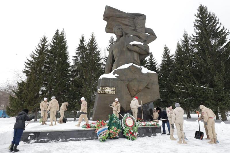 Юнармейцы убирают монумент героя СССР каждый год