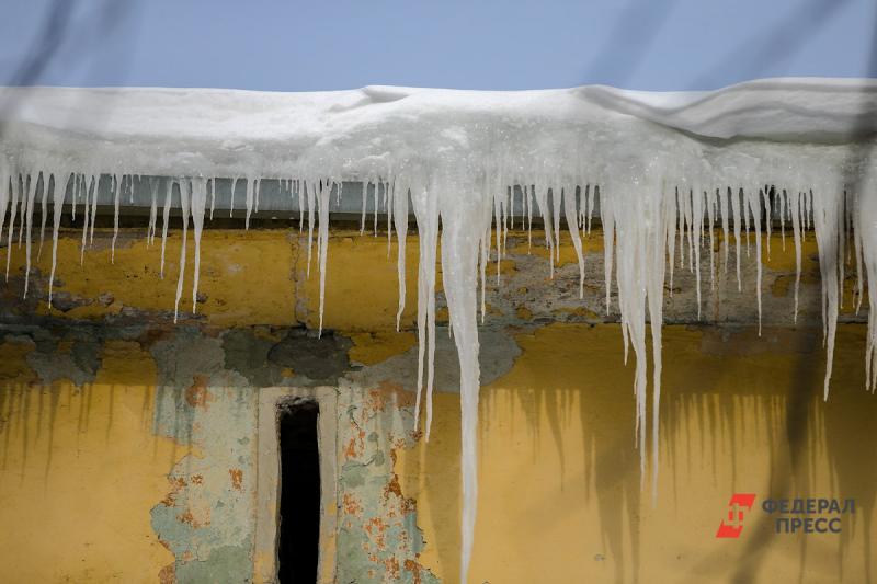 Ледяные наросты на крышах зданий должны счищаться владельцами строений