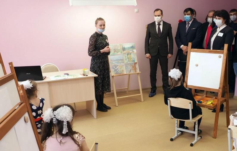 Артем Здунов встретился с родителями и педагогами, которые работают в новом учреждении