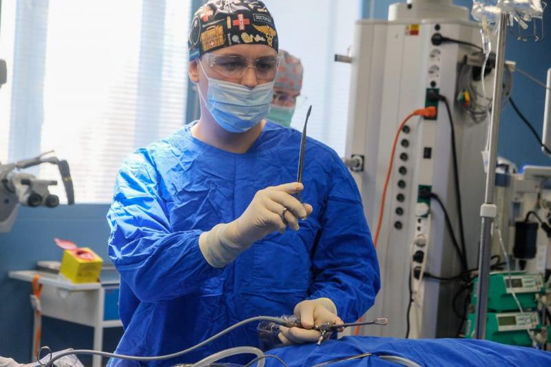 В Екатеринбурге нейрохирурги провели операцию при помощи современного эндоскопа