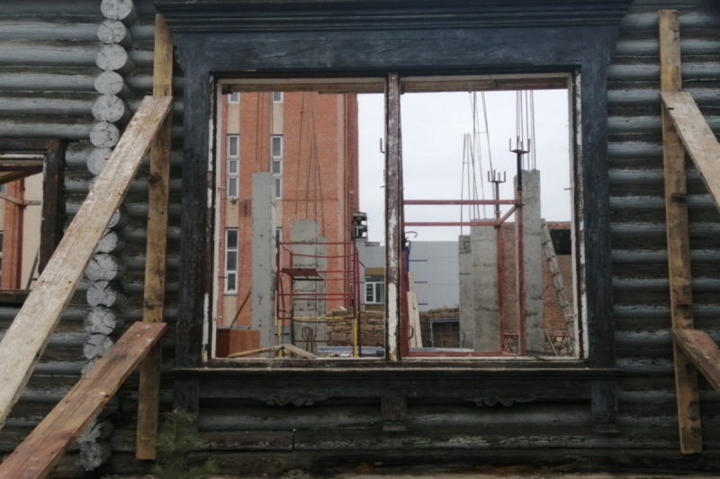 Челябинские активисты бьют тревогу из-за ремонта в старинном доме в центре города