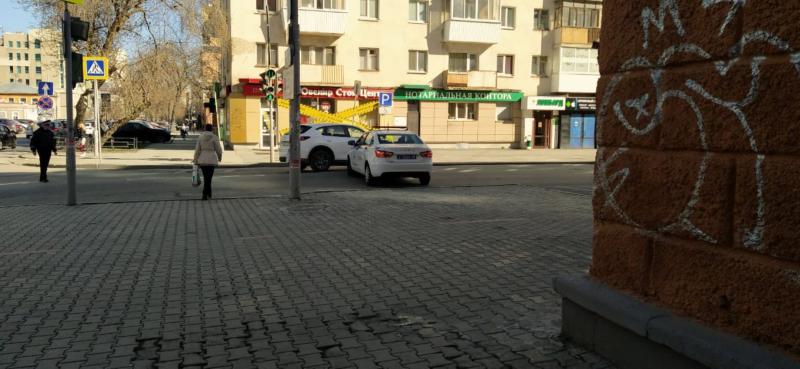 Машина ДПС перекрыла проезд к Вайнера на улице Попова