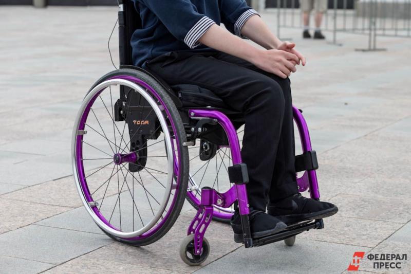 человек в инвалидной коляске