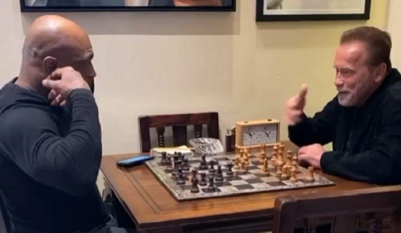 Шварценеггер играет с Тайсоном в шахматы