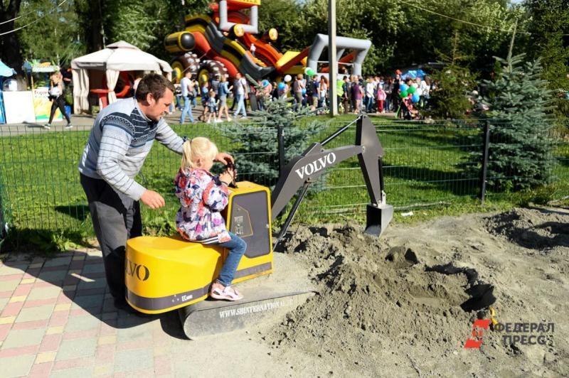 Юрий Соленов считает, что родителям необходимо оплачивать больничные листы вне зависимости от стажа работы