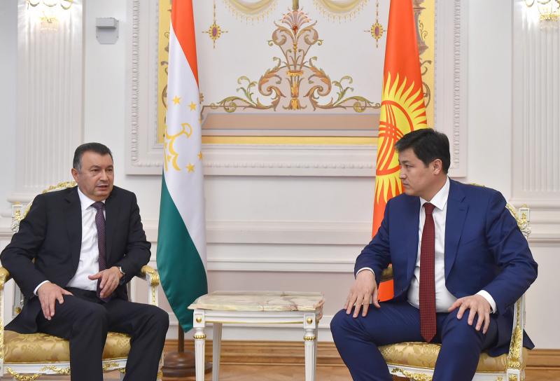 Главы правительств двух стран обсудили ситуацию на кыргызско-таджикской государственной границе