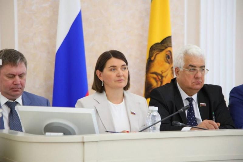 Сенатором, занявшим место Олега Мельниченко, стала экс-заместитель председателя Законодательного собрания региона Юлия Лазуткина