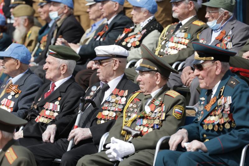 В Екатеринбурге ветераны наблюдали за парадом с трибун