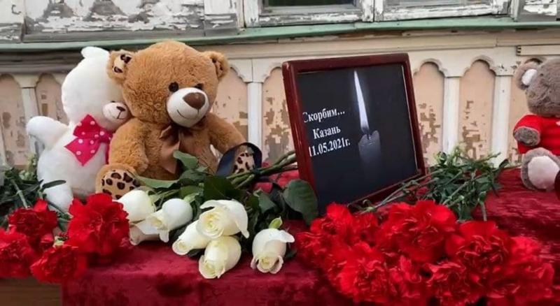 Почтить память погибших казанских школьников в Екатеринбурге можно у правительства Татарстана
