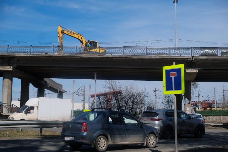 На Блюхеровском мосту полным ходом идет ремонт