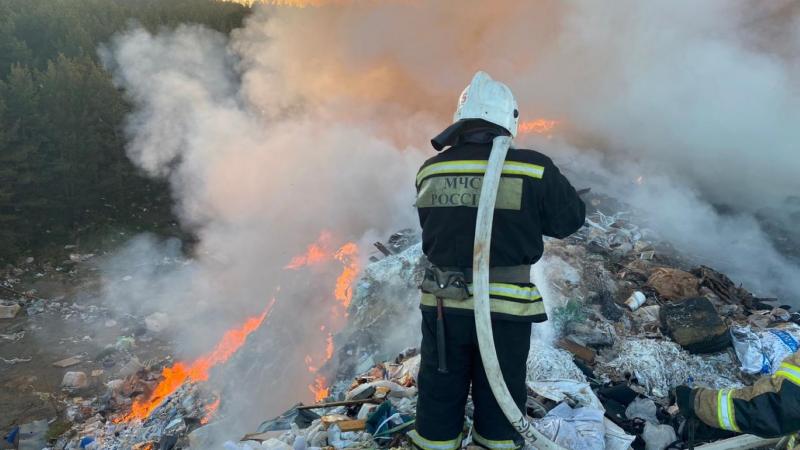 Огонь охватил 600 квадратных метров на свалке в Березовском