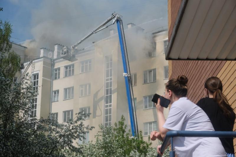 Пожар в екатеринбургской «сталинке» на улице Шейнкмана увеличился