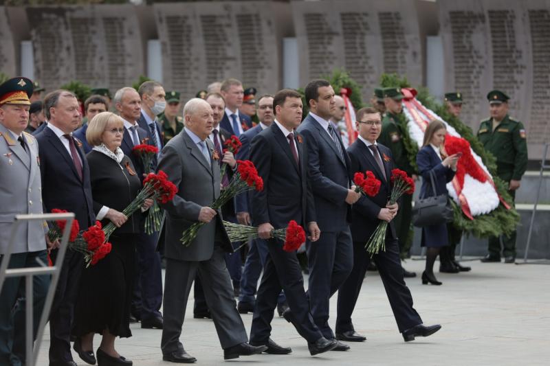 Возложение цветов на Широкореченском мемориале