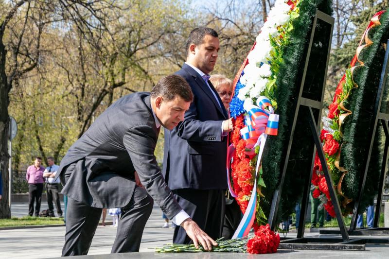 Евгений Куйвашев возложил цветы к памятнику маршалу Георгию Жукову