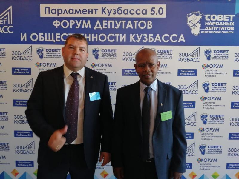 Эфиоп Чернет Абел Амануел (справа) зарегистрировался на праймериз «Единой России» в Кемерове