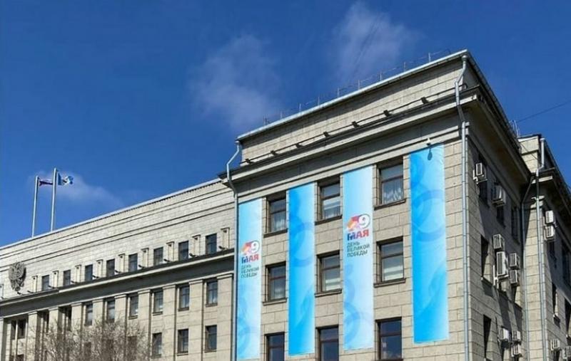В Иркутске, размещают голубые знамена вместо традиционных красных