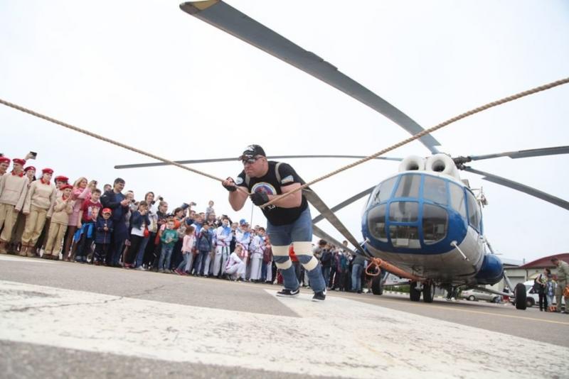 «Русский Халк» установил новый мировой рекорд по буксировке вертолета Ми-26