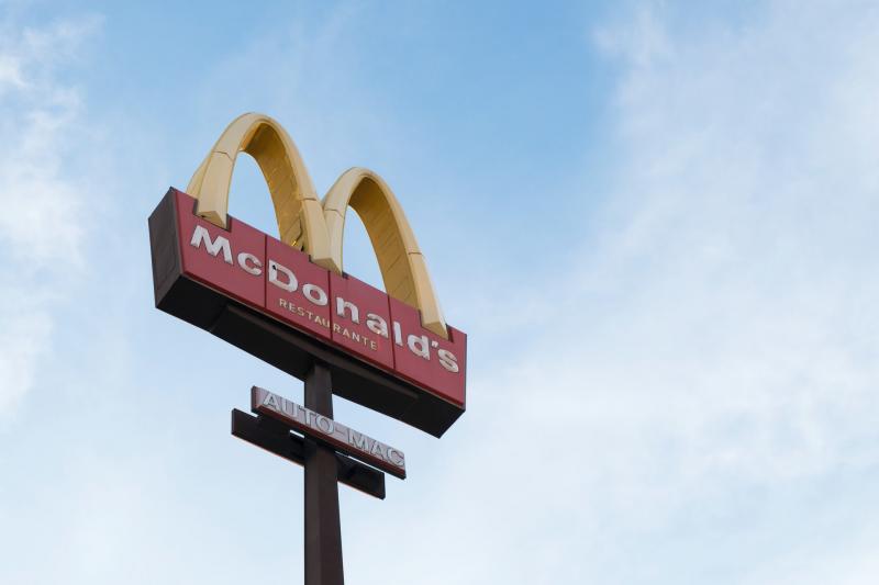 Работники McDonalds в США стали зарабатывать от 130 тысяч рублей