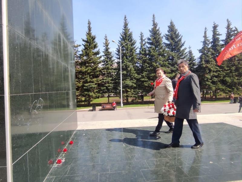 Представители коммунистической партии республики возлагали цветы к памятнику Владимиру Ленину