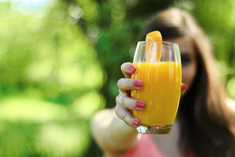 Апельсиновый сок нужно пить умеренно из-за высокого содержания сахара в напитке