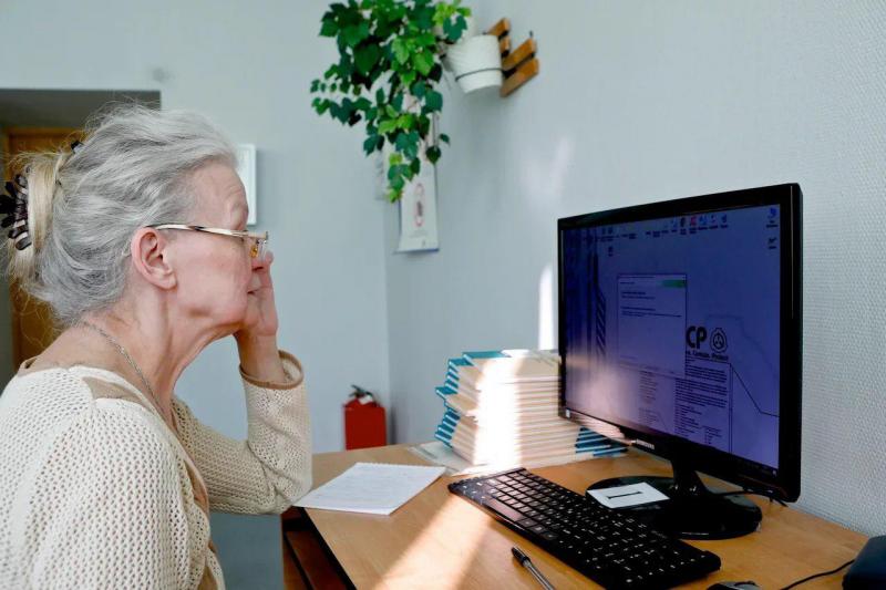 пенсионерка за компьютером