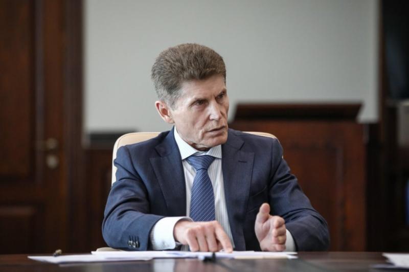 Олег Кожемяко пояснил, что власти оперативно связались с министром просвещения России Сергеем Кравцовым.