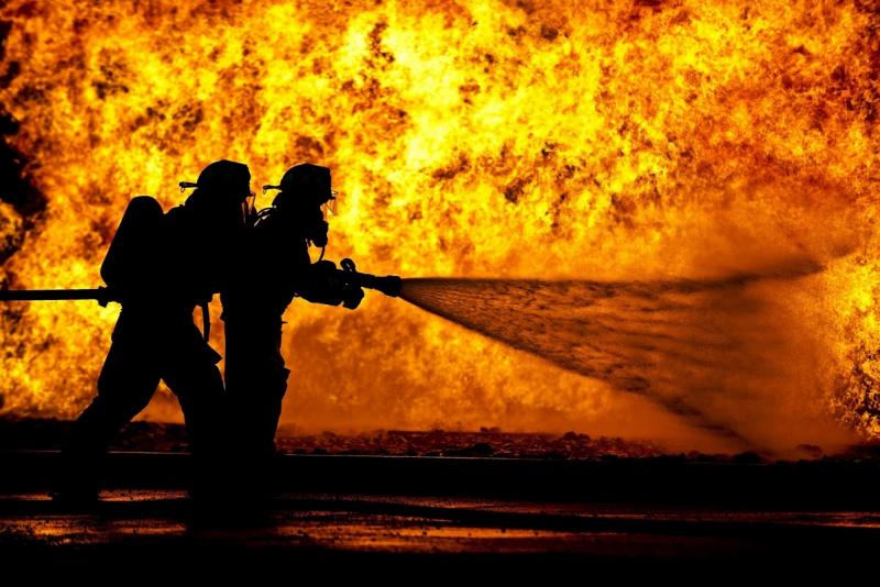 Пожарные тушат огонь