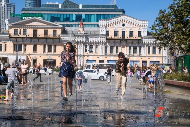 Девушки бегают по городским фонтанам