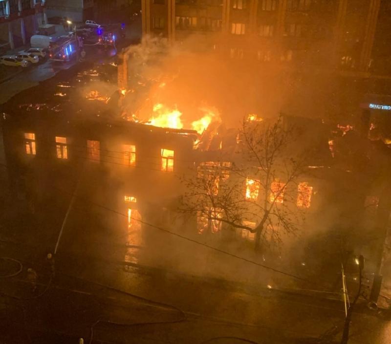 Пожар начался в самом центре Самары