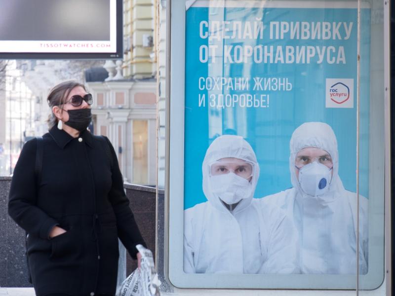 В Москве и регионах людей начали заманивать на вакцинацию лотереями