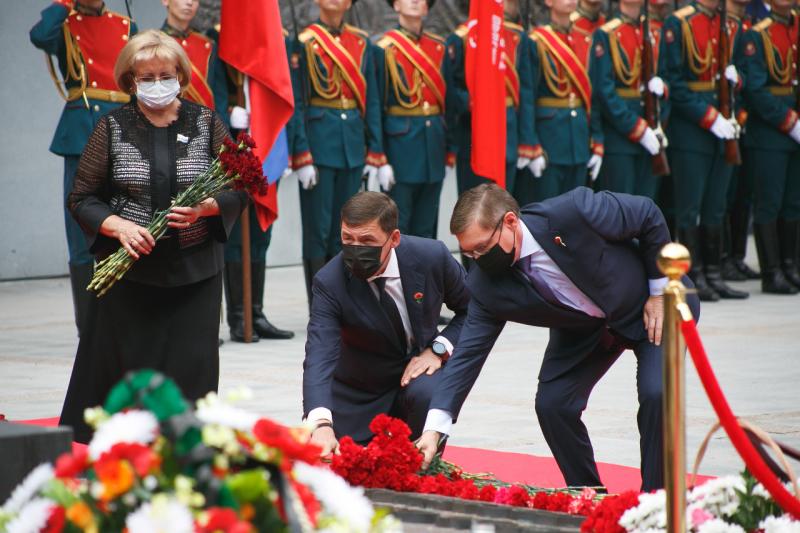 Полпред и губернатор возложили цветы на мемориал