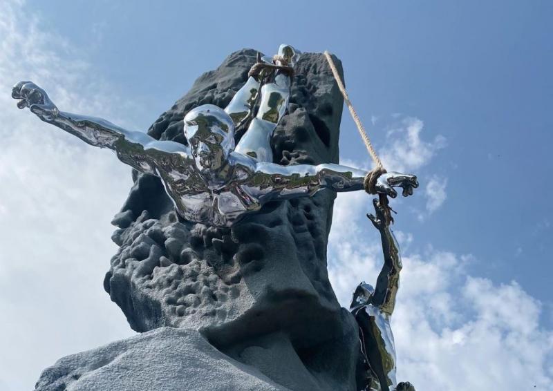 На перевале Дятлова установили четырехметровую скульптуру в память о погибших студентах