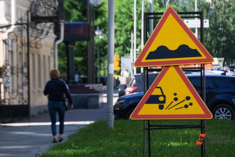 Екатеринбуржцы жалуются на перекрытие дороги и больные тополя