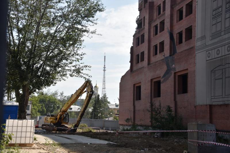 В центре Екатеринбурга начали сносить недостроенную гостиницу