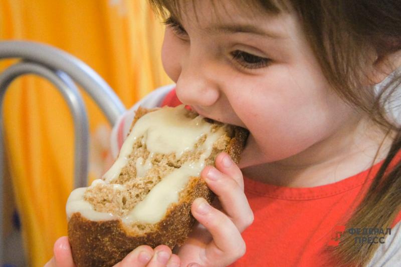 ребенок ест хлеб