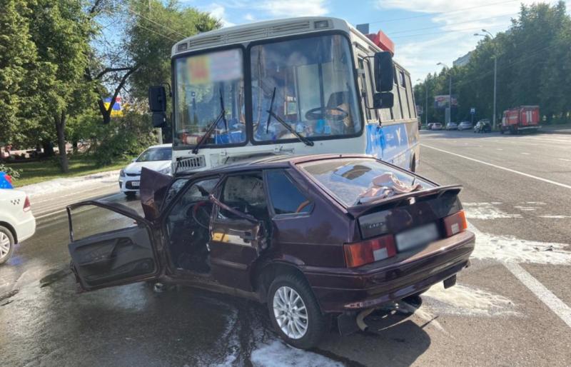 В Кемерове маршрутка с пассажирами попала в аварию