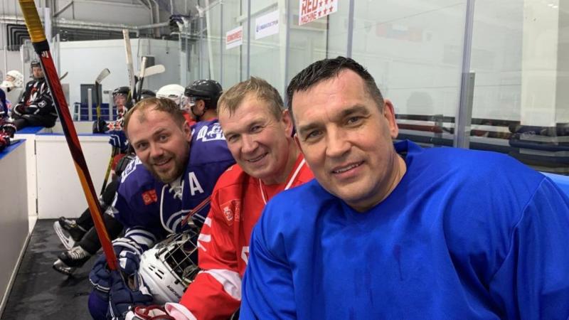 Глава Новокузнецка (справа) Сергей Кузнецов сам часто играет в хоккей