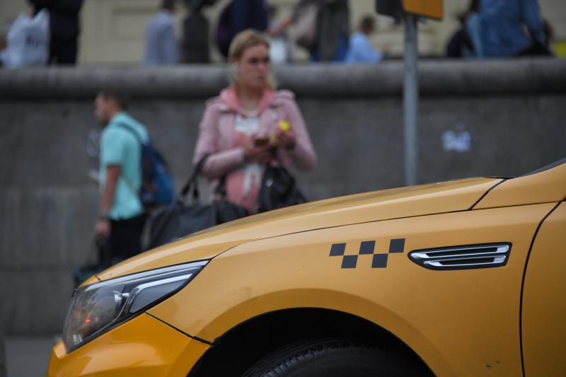 Таксист выбросил москвичку из машины и избил ее за отказ поздороваться
