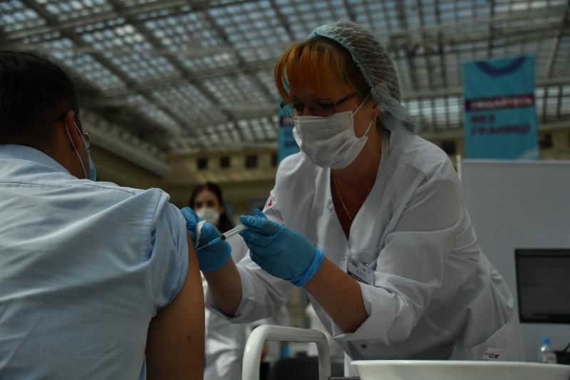 Иммунолог сравнил российскую и иностранную вакцины от коронавируса