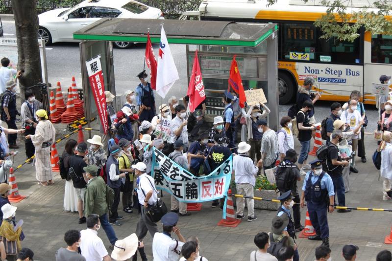 В Токио идут акции протеста против Олимпиады