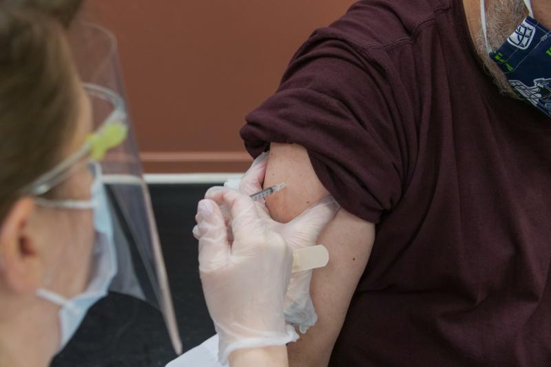 Жители Нью-Йорка будут получать по 100 долларов за первую прививку от коронавируса