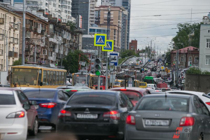Многокилометровый затор машин значительно увеличил путь до аэропорта Екатеринбурга