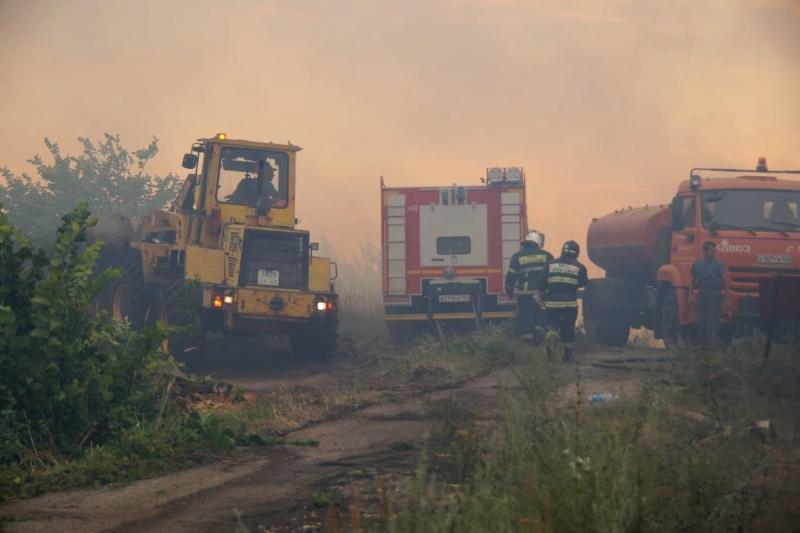 В Самарской области пожарные продолжают тушить крупный пожар около Тольятти
