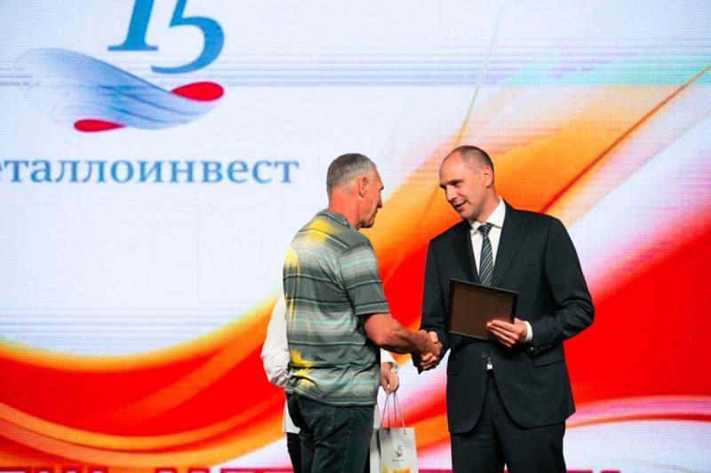 Губернатор Оренбургской области вручил новотроицким металлургам почетные грамоты за их работу